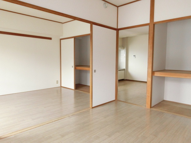 居室・リビング　白いフローリングのお部屋です。