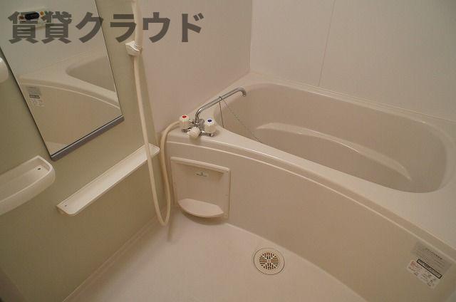 バス・シャワールーム　コンパクトで使いやすいお風呂です