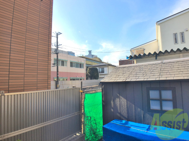 バルコニー　街中ですし、１階ですし、眺望は望めませんが、便利な立地です