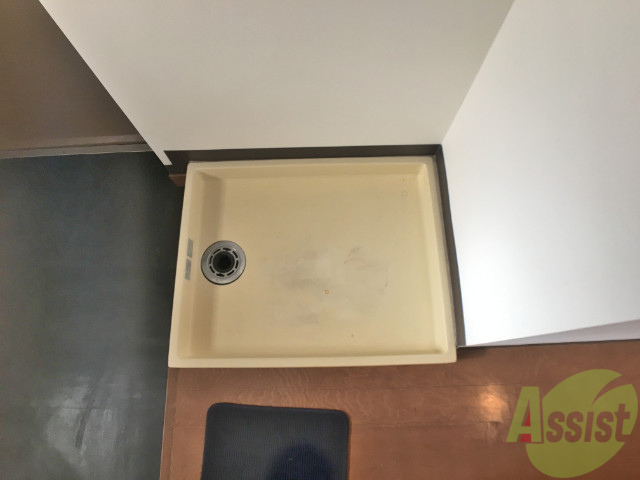 その他設備　玄関を入ってすぐには洗濯機置き場があります