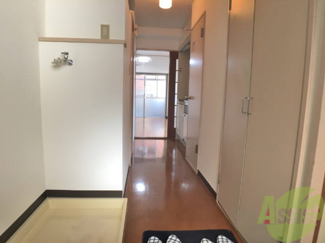 玄関　玄関を入ると正面が居室、右がトイレで左がお風呂です