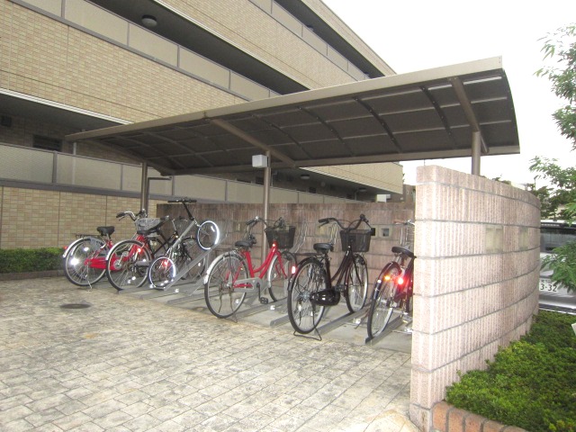 その他共有部分　屋根付きの駐輪場あります。