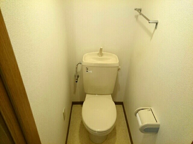 トイレ　シンプルで掃除のしやすいトイレです♪
