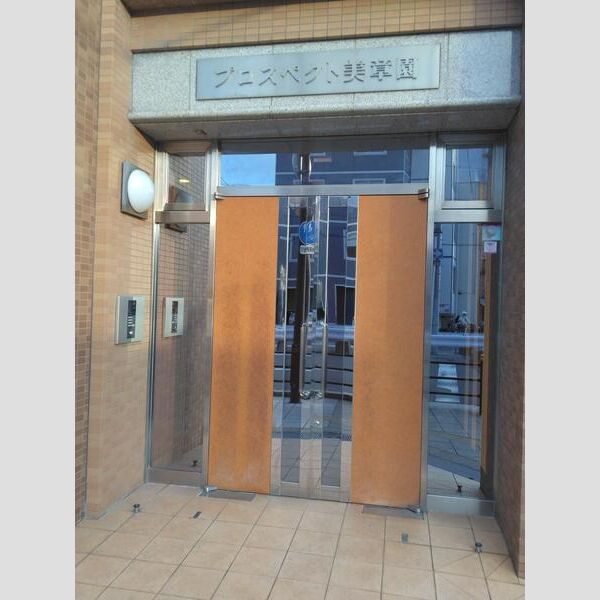 エントランス　落ち着いたエントランスです