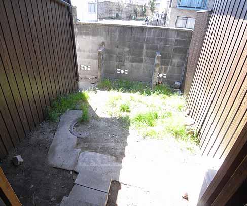 バルコニー　広い庭つきです