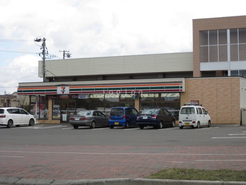 コンビニ　セブンイレブン札幌里塚緑ケ丘店（コンビニ）まで861m