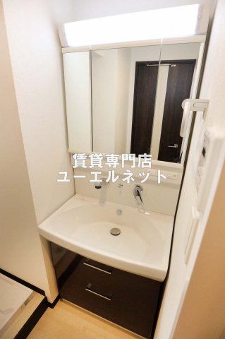 洗面設備　清潔感ある独立洗面台で毎日気持ちよく♪
