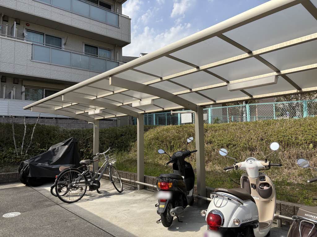 建物外観　敷地内屋根付き駐輪場