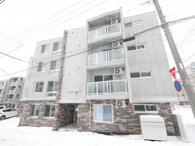 建物外観　お問い合わせの際は「AKUBI 東札幌」とお伝えください♪