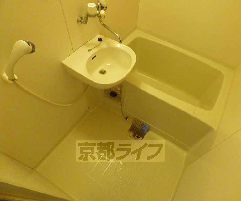 バス・シャワールーム　広々とした浴室です。
