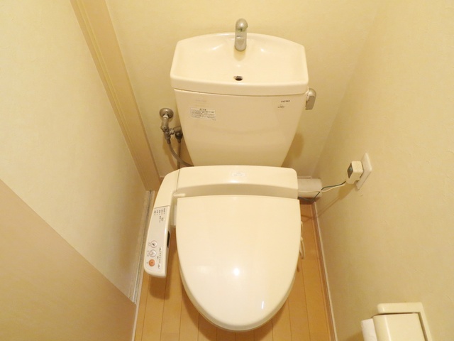 トイレ　温水洗浄便座機能が付いたトイレです。