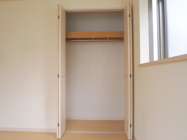 収納　洋服がたくさん掛けられるクローゼットです。
