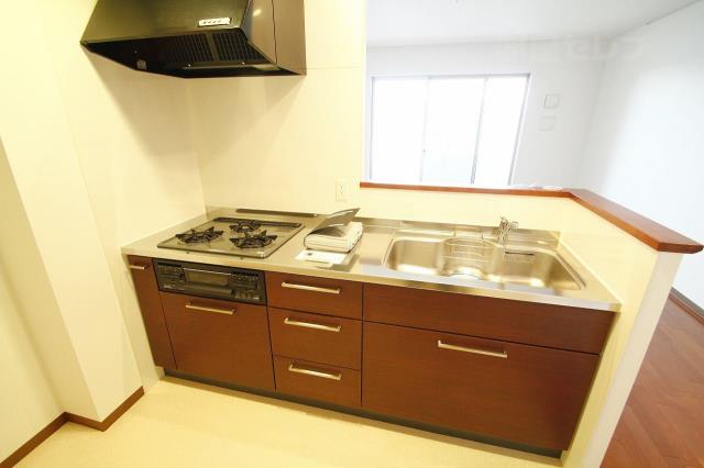 キッチン　３口コンロのシステムキッチン。
