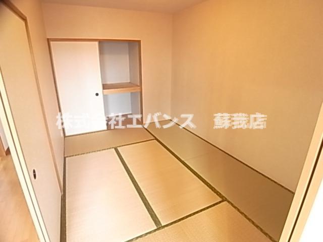 その他部屋・スペース　落ち着いた色調の寝室です