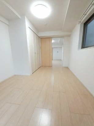 その他部屋・スペース　開放的な寝室です