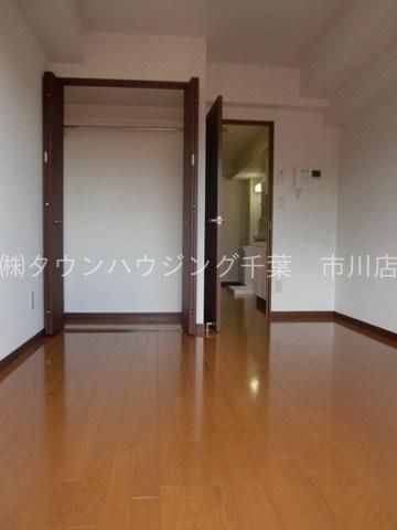 居室・リビング　収納がある綺麗な洋室