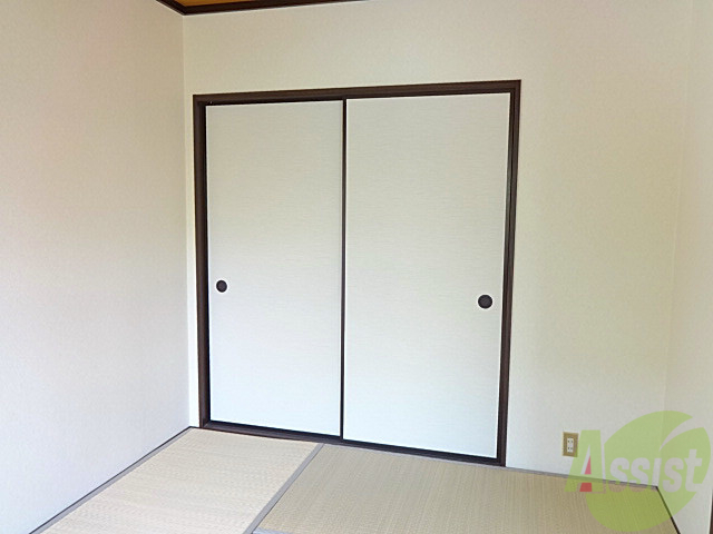 収納　一間の押入れは３段式です。収納術で洋室分もカバーしてください