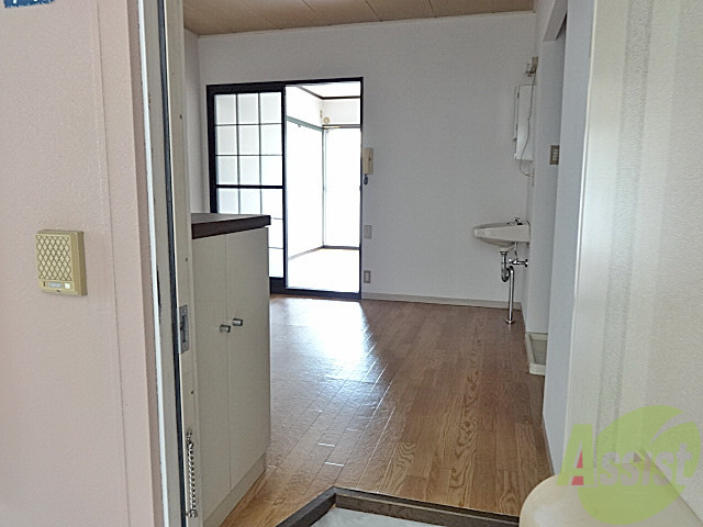 玄関　玄関開けるとこんな感じです。採光がダイニングまで届きます