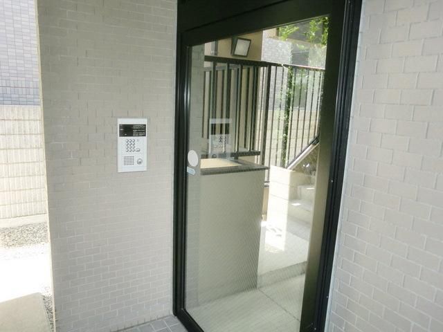その他　★オートロック付のエントランスです★