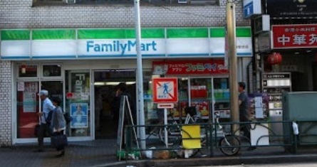 コンビニ　ファミリーマート　大久保駅前店（コンビニ）まで158m