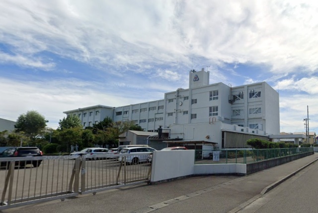 中学校　焼津市立小川中学校（中学校）まで300m