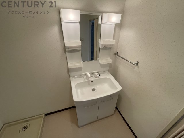 洗面設備　洗面時内に室内洗濯機置場がついてます！