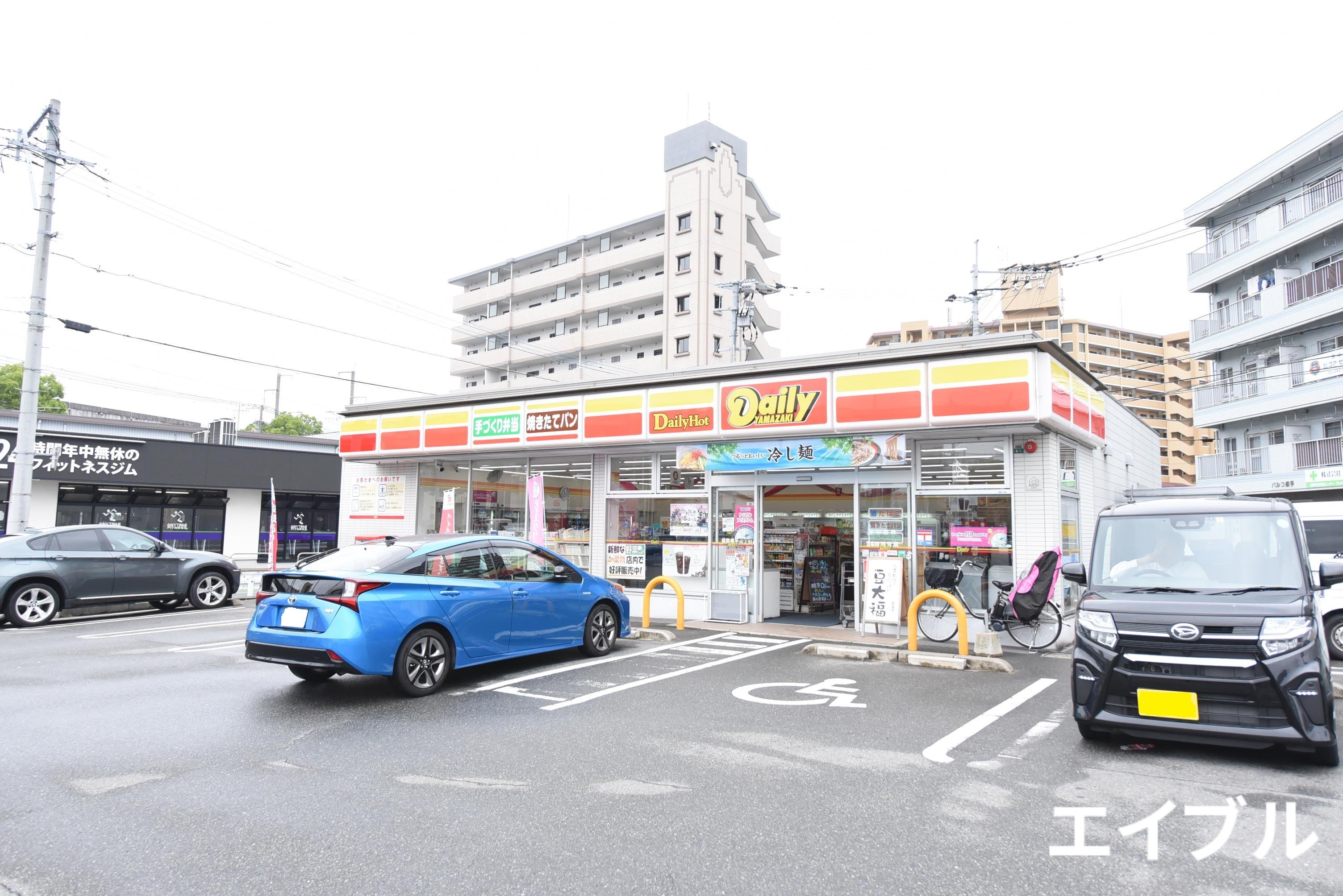 コンビニ　デイリーヤマザキ福岡横手4丁目店（コンビニ）まで641m