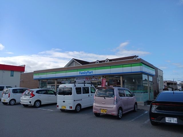 コンビニ　ファミリーマート束本店様（コンビニ）まで700m