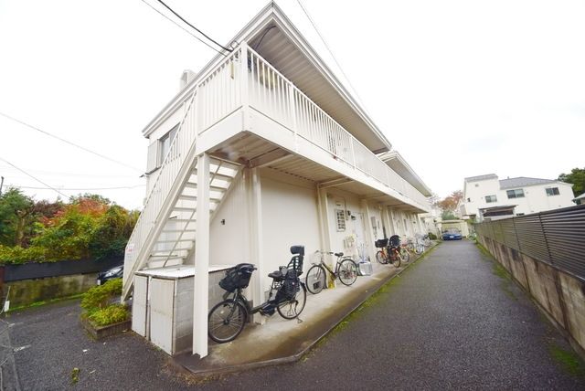 建物外観　★白で目立つ外観です★