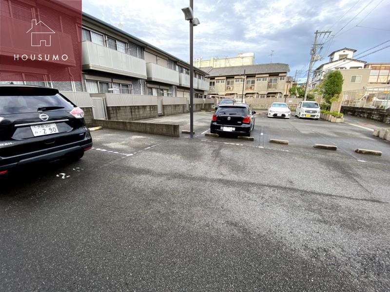 駐車場　駐車場があるので、車を買う予定の方も安心です