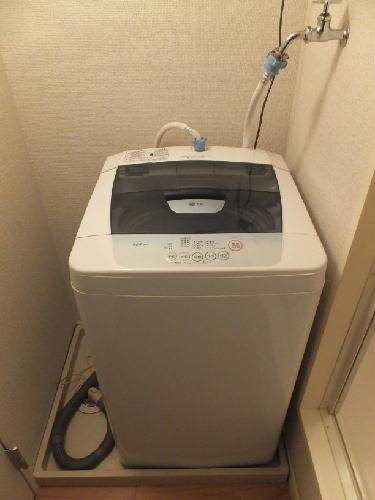 その他　全自動洗濯機。バスルーム横にあります