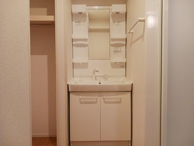 洗面設備　ゆったりとスペースのある洗面所
