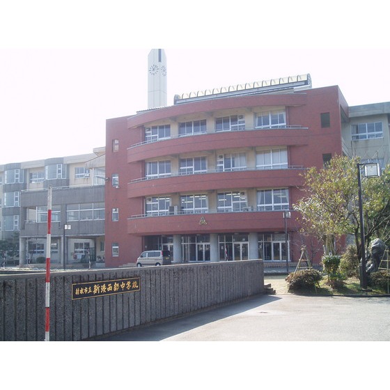 中学校　射水市立新湊南部中学校（中学校）まで658m