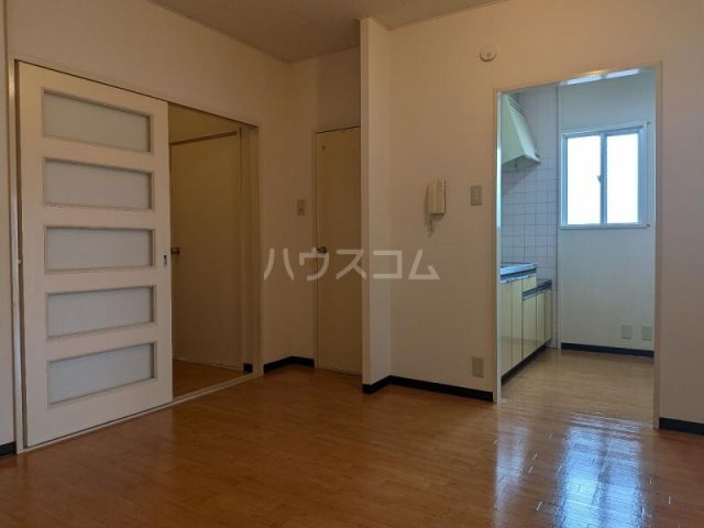 シャトーヒルズAの居間写真