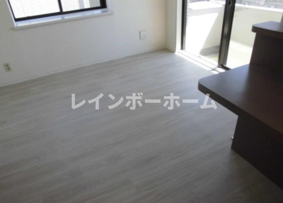 ローズマンションA-001の居間写真