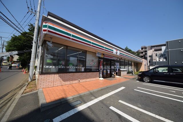 コンビニ　セブンイレブン横浜泉区役所前店（コンビニ）まで320m