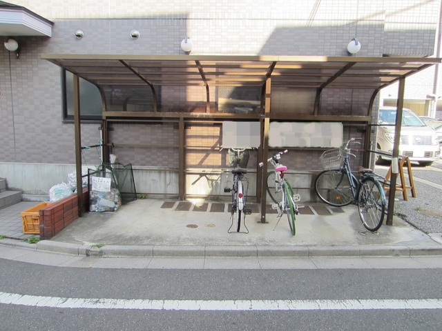 その他共有部分　屋根つきの自転車置場完備。