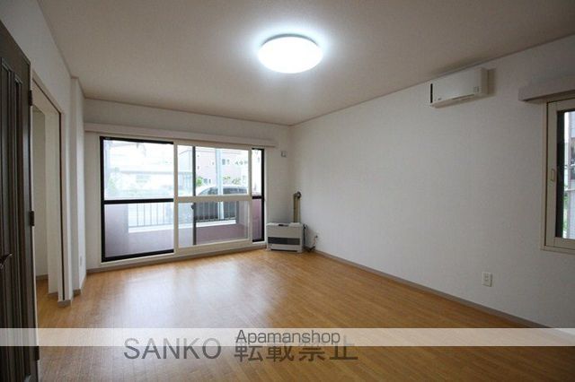 地下鉄南北線 麻生駅 徒歩12分 4階建 築34年の居間写真