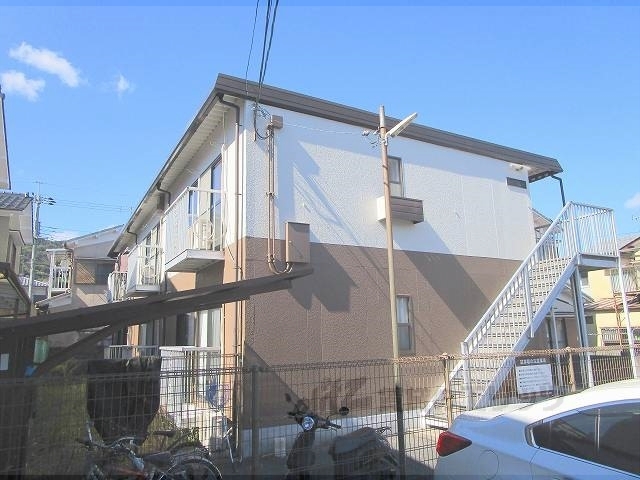 亀岡市大井町小金岐のアパートの建物外観