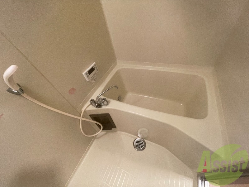 バス・シャワールーム　お風呂は足を伸ばして浸かれるゆったりサイズ。