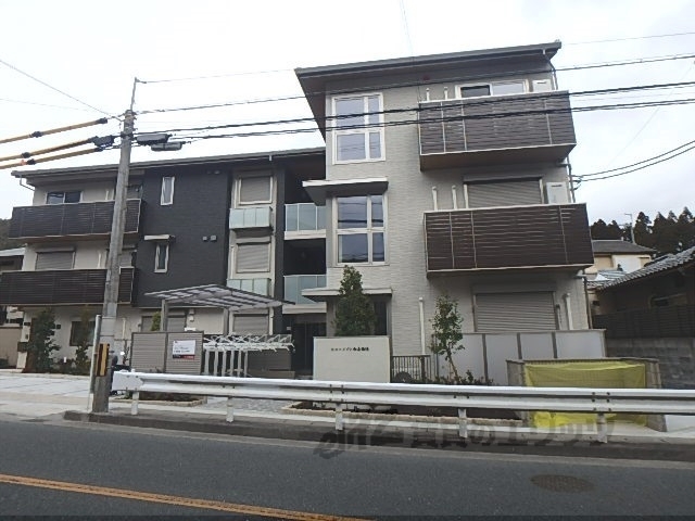 京都市右京区鳴滝宅間町のマンションの建物外観