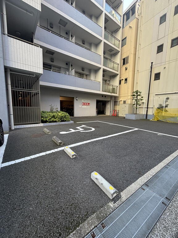 【港区芝のマンションの駐車場】