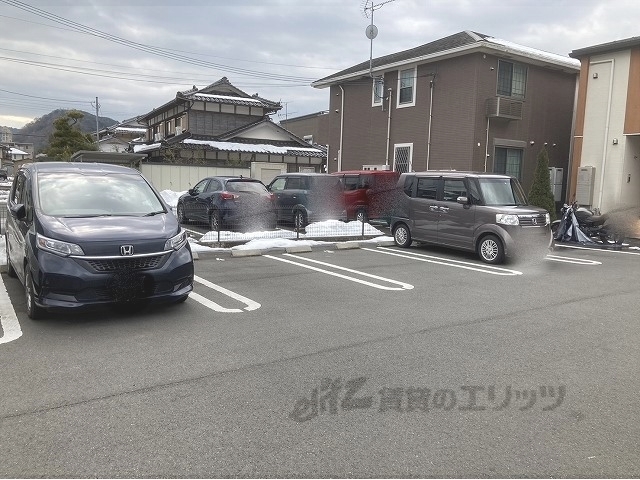 【舞鶴市字七日市のアパートの駐車場】