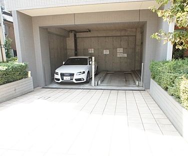 【芝公園アパートメントの駐車場】