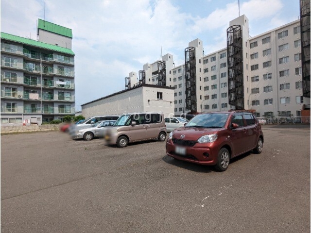 【札幌市西区八軒五条西のマンションの駐車場】