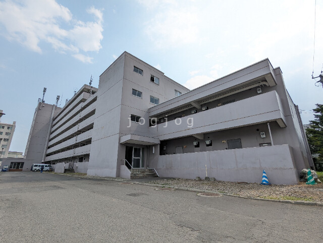 【札幌市西区八軒五条西のマンションの建物外観】