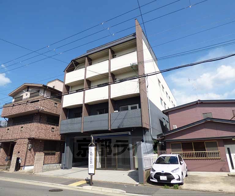 京都市上京区一番町のマンションの建物外観