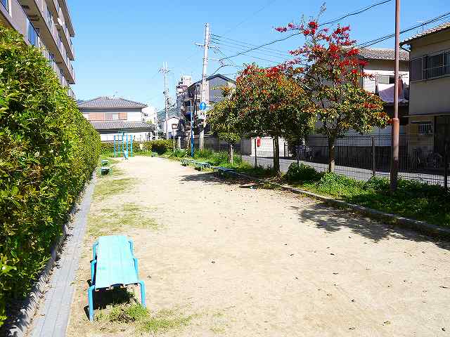 【奈良市南魚屋町のマンションの公園】