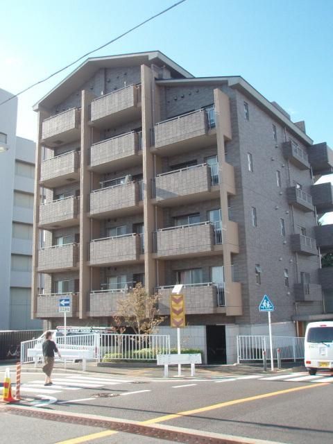 横浜市西区岡野のマンションの建物外観