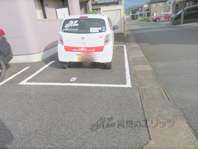 【豊岡市九日市下町のアパートの駐車場】